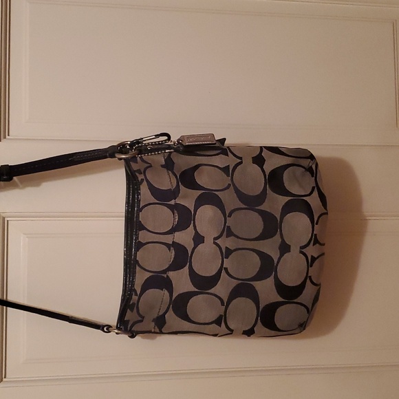 Coach black signature cc crossbody.2013. - Picture 3 of 8